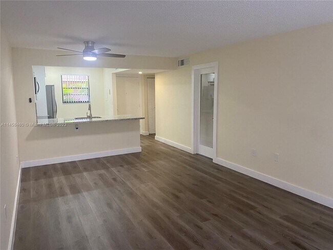 Building Photo - 10625 SW 112th Ave