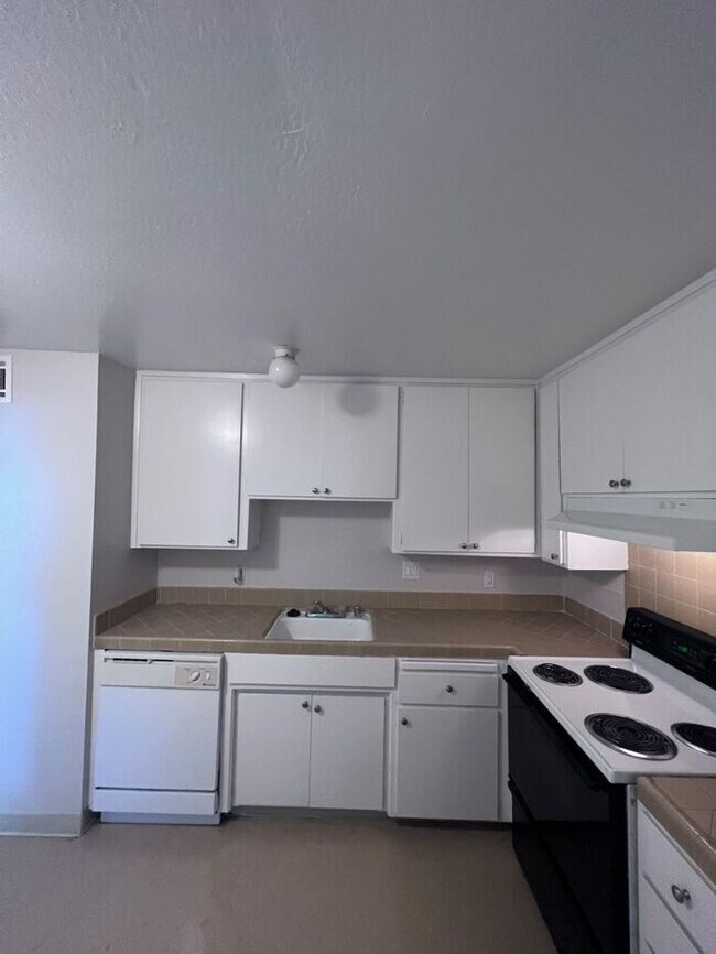 Foto del edificio - Extra Spacious Upstairs 2 Bedroom in Midtown!