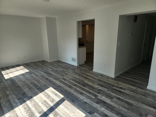 Building Photo - 956 Ravine Dr