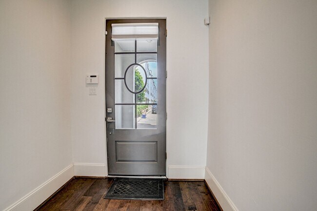 Building Photo - Desirable 3 Bed, 3.5 Bath Spring Branch Ho...