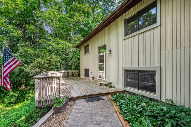 Foto del edificio - 423 Tamarack Dr