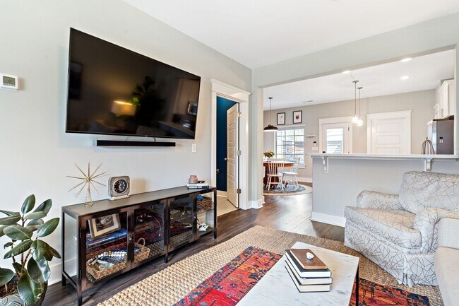Building Photo - Gorgeous, luxury townhome in convenient We...