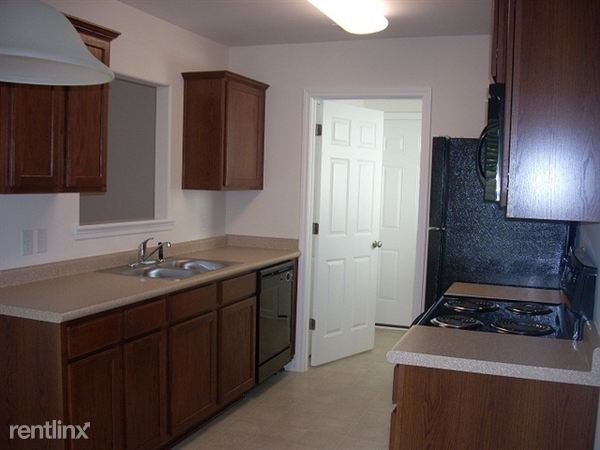 Building Photo - 103 Five Oaks Ct