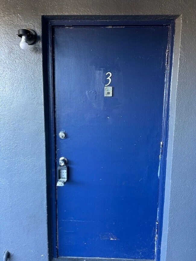 Foto del edificio - 1/2 OFF 3RD MONTHS RENT!! 1/1 centrally located