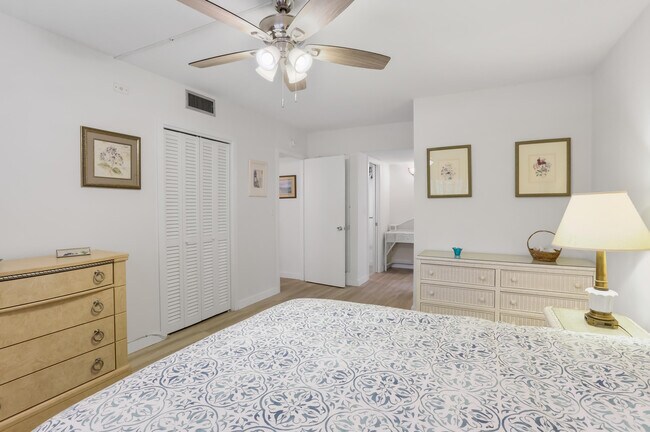 Building Photo - 2800 N Palm Aire Dr