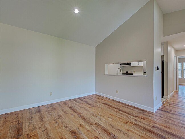 Foto del edificio - 4008 Crockers Lake Blvd