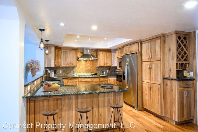 Building Photo - 6 br, 3.5 bath House - 121 W Graf Street