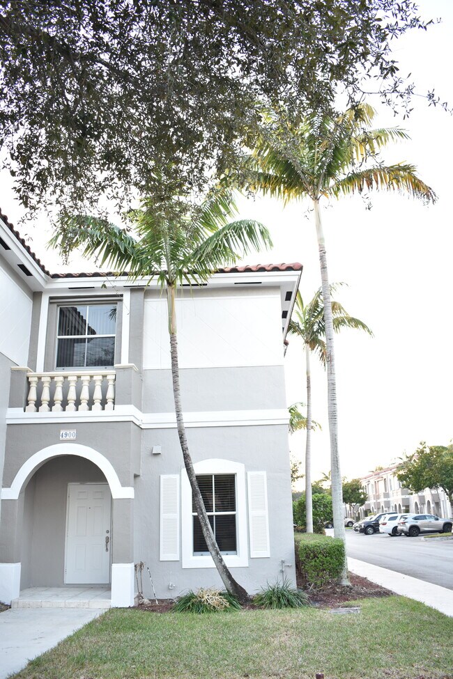 Building Photo - 4900 SW 140th Terrace