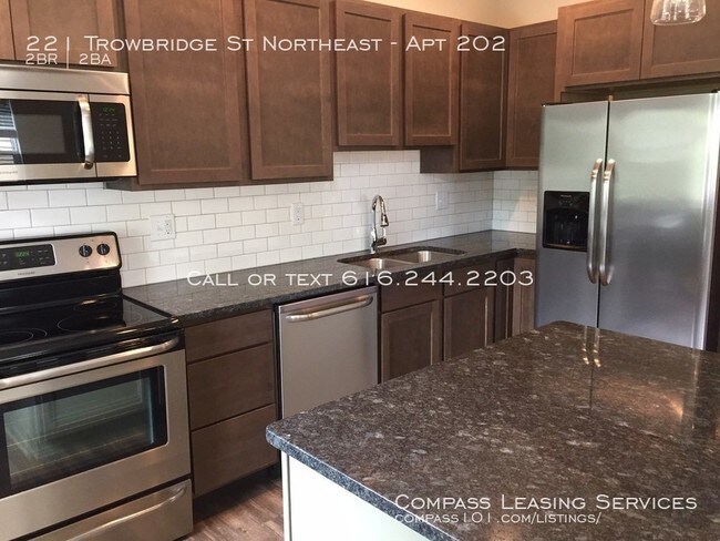 Foto del edificio - 221 Trowbridge St NE
