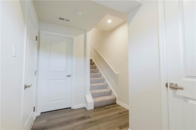 Building Photo - 159 White Oak Dr