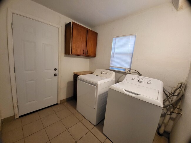 Foto del edificio - 1915 Poage Ave