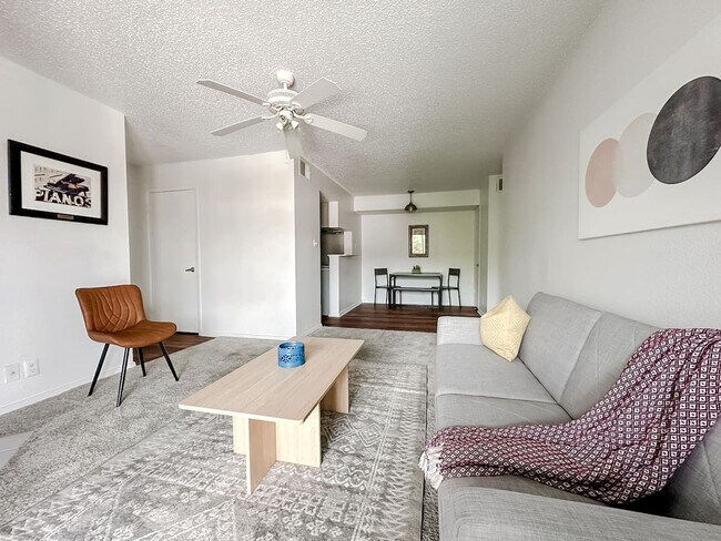 Foto del edificio - 1071 Clayton Ln