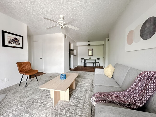 Foto del edificio - 1071 Clayton Ln