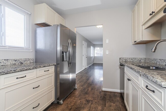 Building Photo - Amazing 3 Bedroom Brick Ranch