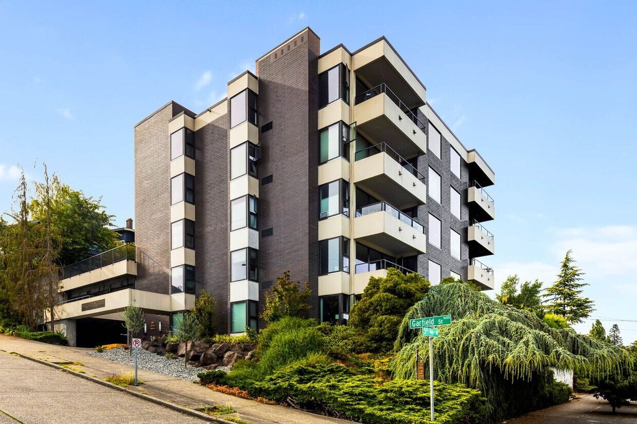 Foto principal - Gorgeous Top Floor Unit in East Queene Ann...