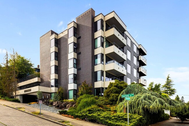 Gorgeous Top Floor Unit in East Queene Ann... - Gorgeous Top Floor Unit in East Queene Ann... Apartment
