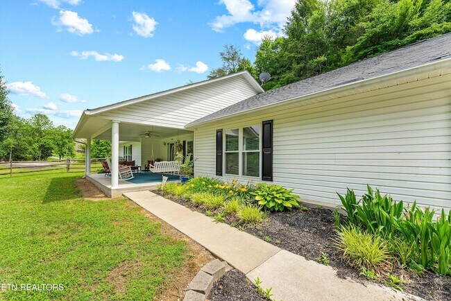 Building Photo - 519 Country Oaks Dr