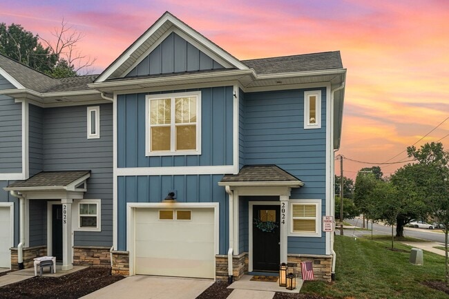 Charming 3-Bedroom Townhome Close to Every... - Charming 3-Bedroom Townhome Close to Every...