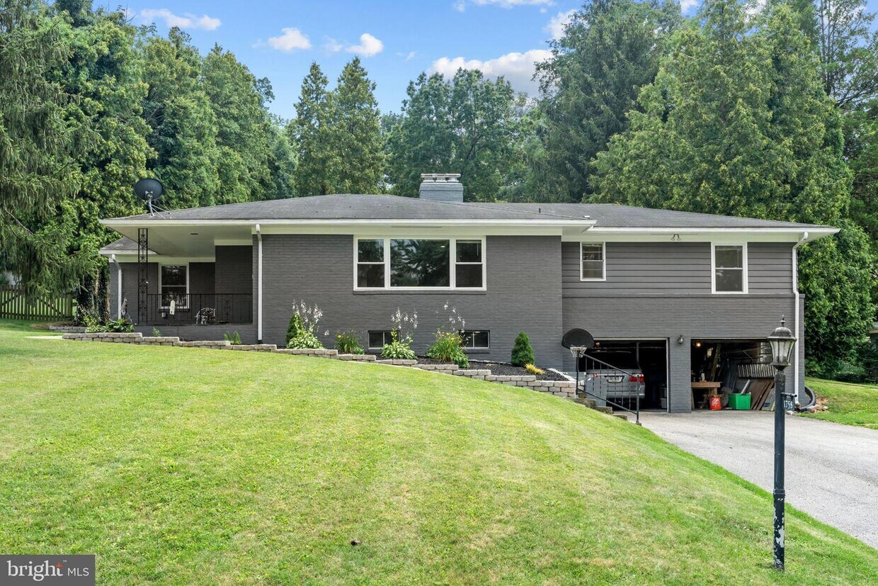 Primary Photo - 1758 Clover Ln