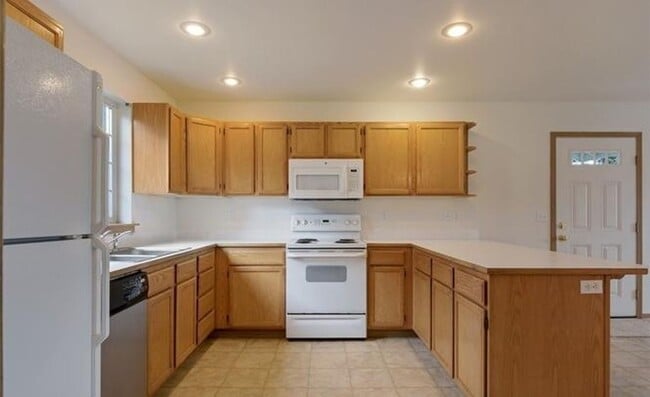 Foto del edificio - Bright Everett Home with 2-Car Garage