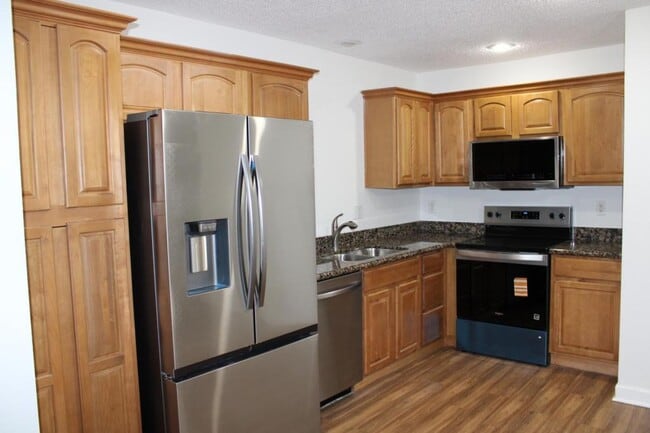 Building Photo - 900 SW Peach Tree Ln