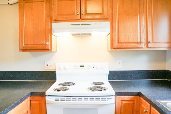Building Photo - Updated Vintage 2Bed Courtyard Flat w/Hard...