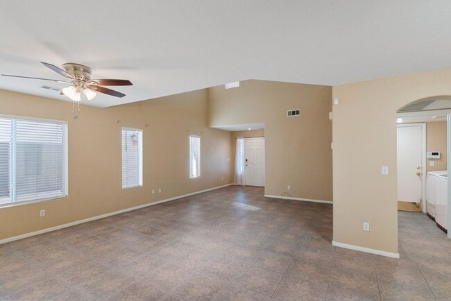 Foto del edificio - Beautiful 4 Bed 2.5 Bath Vaulted Ceilings,...