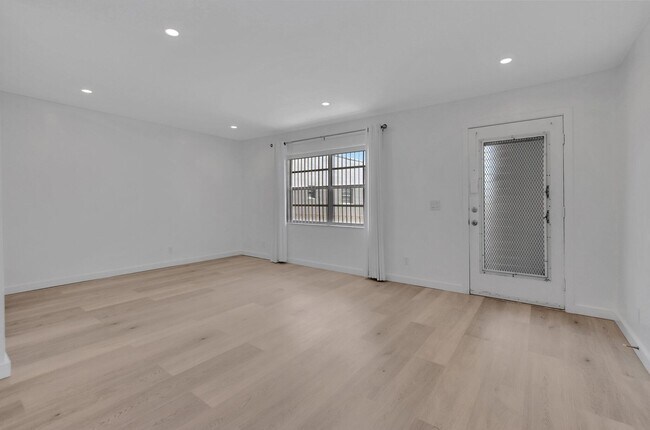 Foto del edificio - 321 Flanders Dr