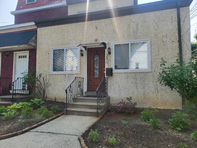 Foto del edificio - 240 PLYMOUTH Ave