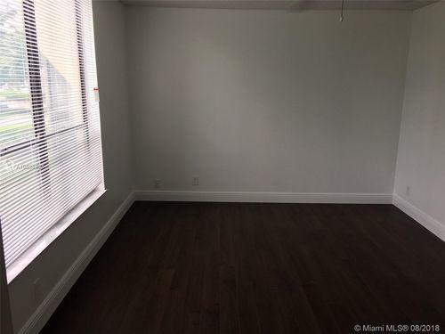 Foto del edificio - 7950 W McNab Rd