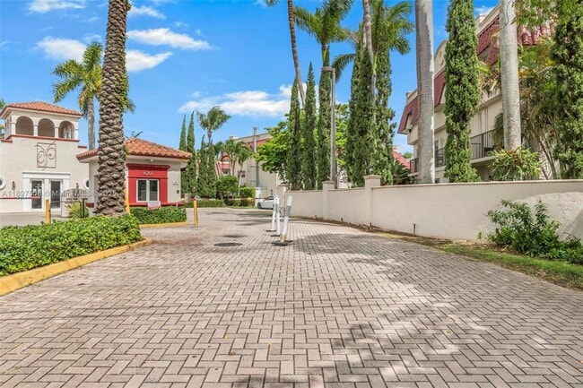 Foto del edificio - 6709 N Kendall Dr