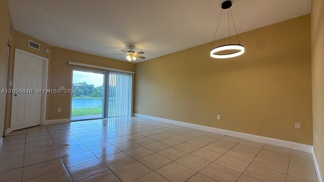 Foto del edificio - 1133 Golden Lakes Blvd