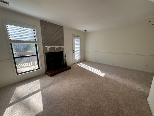 Foto del edificio - Upgraded 2 Bed | 2.5 Bath Townhome In Cary...