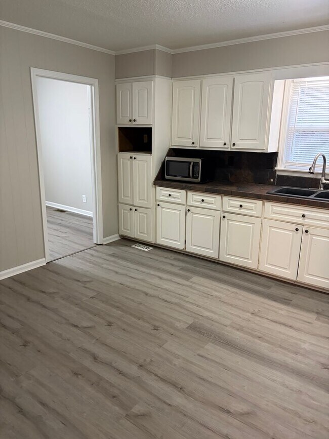 Foto del edificio - Newly Renovated For You! DEPOSIT SPECIAL $1000.00!