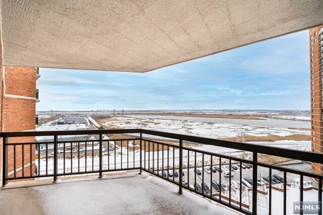 Building Photo - 1214 Harmon Cove Tower