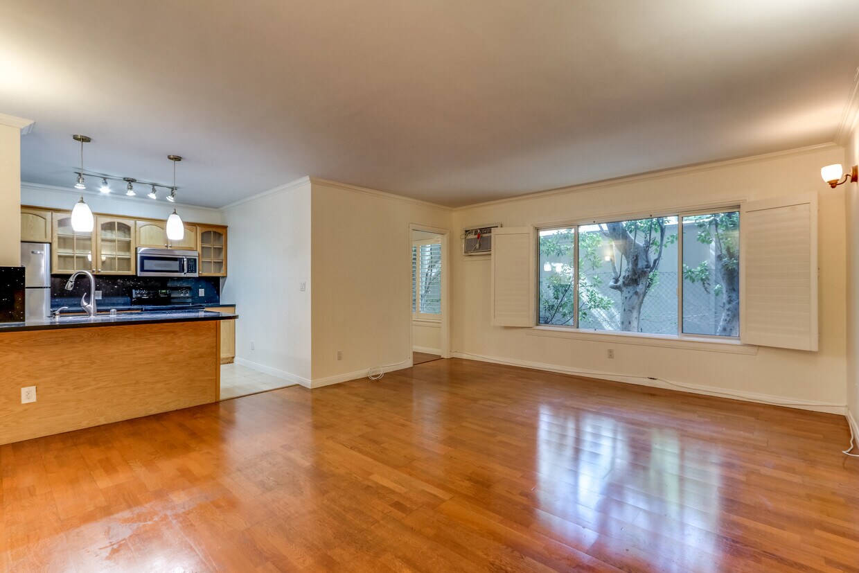Primary Photo - 960 Larrabee St