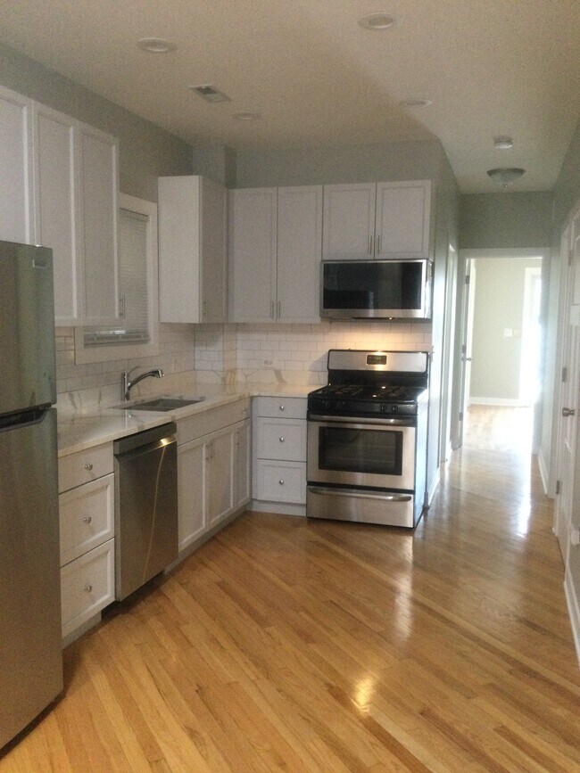 Kitchen - 1714 N Ashland Ave