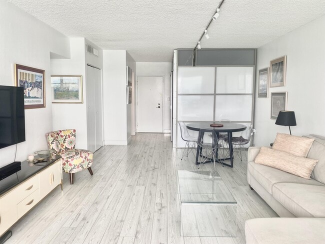 Photo - 800 West Ave Townhome