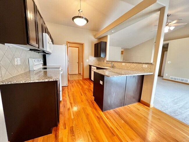 Building Photo - Beautiful 2 Bed 2 Bath home in Pelican Lak...