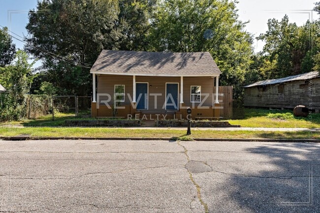 Building Photo - Cute 3-Bed, 2-Bath Cottage Near Downtown Mobile! **Plus a FREE 50" Smart TV!**