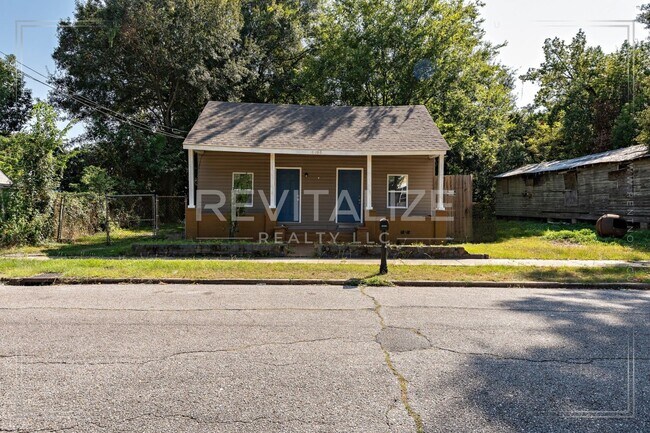 Foto del edificio - Cute 3-Bed, 2-Bath Cottage Near Downtown Mobile! **Plus a FREE 50" Smart TV!**