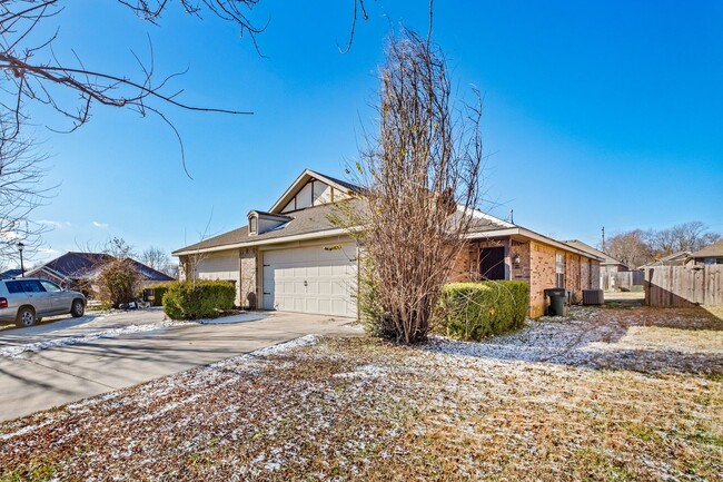 Building Photo - N Cassius Ln Duplex