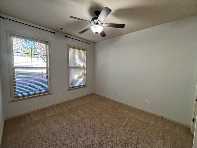 Foto del edificio - 800 Village Field Ct NW