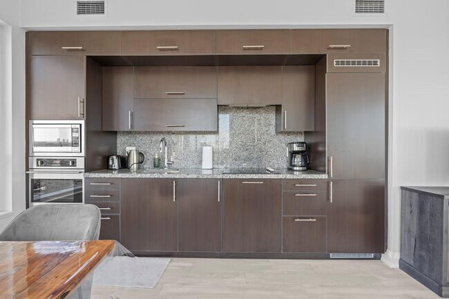 Building Photo - 150-4750 Yonge St