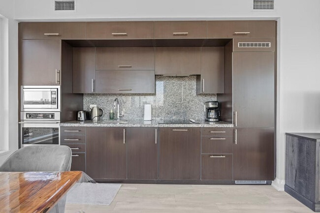 Building Photo - 4790 Yonge St