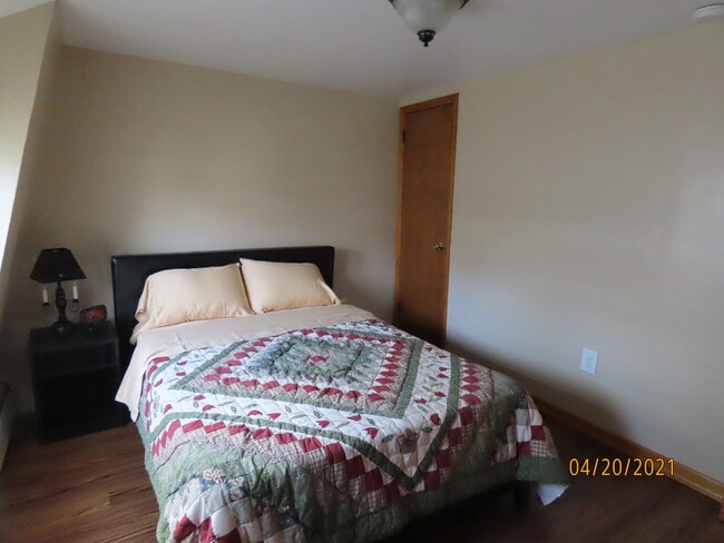 Dormitorio #1. Cama de tamaño completo. - 307 Center St