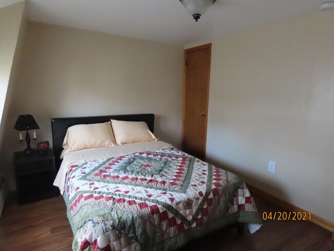 Dormitorio n.º 1. Cama de tamaño matrimonial. - 307 Center St