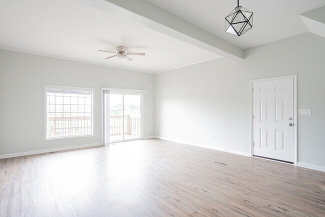 Building Photo - Spacious & Upgraded Luxury Home