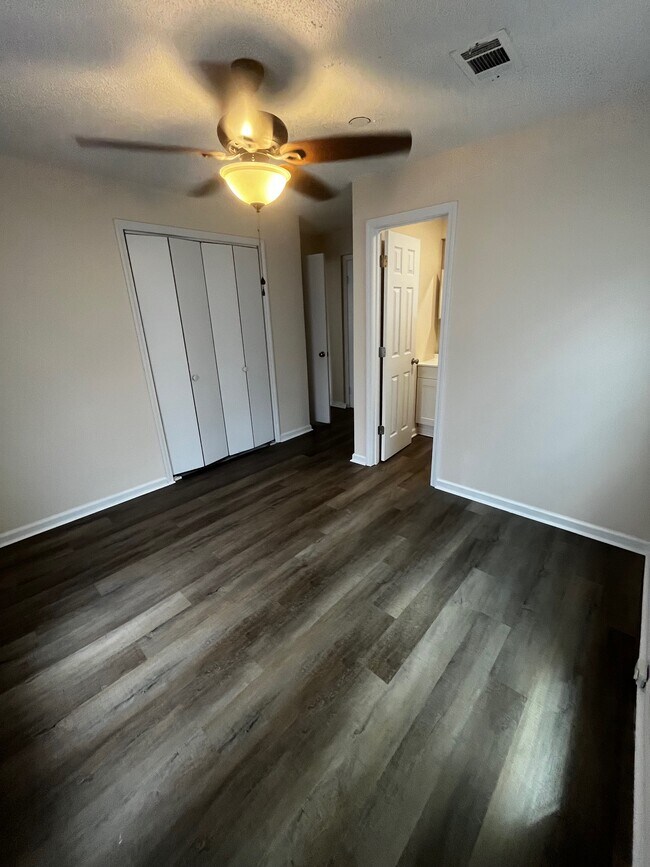 Building Photo - 406 Hiley St