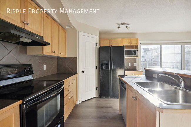 Building Photo - Modern 3 Beds, 2.5 Baths Main Floor/ Upper...